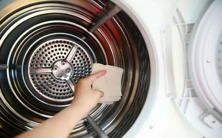 Nên vệ sinh lồng giặt khoảng 1-2 tháng một lần, hoặc thường xuyên hơn nếu bạn sử dụng máy giặt hàng ngày hoặc có nhiều bụi bẩn. Việc vệ sinh định kỳ giúp loại bỏ cặn bẩn, nấm mốc, và vi khuẩn, đảm bảo quần áo luôn sạch sẽ và máy giặt hoạt động hiệu quả.