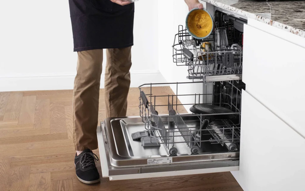 Có nên mua máy rửa bát hay không là một quyết định phụ thuộc vào nhiều yếu tố, bao gồm thói quen sinh hoạt, số lượng thành viên trong gia đình, và ngân sách. Máy rửa bát có thể giúp tiết kiệm thời gian và công sức, nhưng cũng có một số nhược điểm cần xem xét.