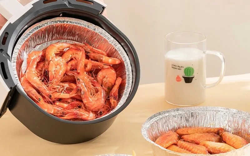 Có nên lót giấy bạc trong nồi chiên không dầu?
