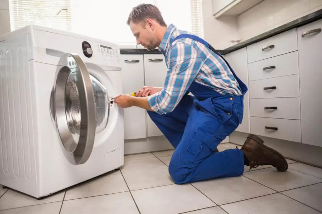 Ở Việt Nam, tần suất bảo dưỡng máy giặt nên là 12-18 tháng/lần đối với gia đình sử dụng thường xuyên và 1 năm/lần cho gia đình sử dụng ít. Tuy nhiên, việc bảo dưỡng còn phụ thuộc vào điều kiện sử dụng thực tế và hướng dẫn từ nhà sản xuất.