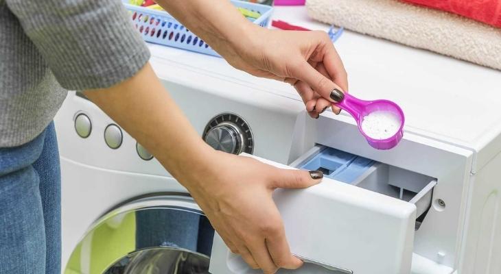 Việc sử dụng quá nhiều bột giặt khi giặt máy có thể gây ra nhiều tác hại, bao gồm: quần áo không được xả sạch, bám cặn bột giặt, máy giặt dễ bị hư hỏng, tiêu tốn nhiều điện nước, và thậm chí có thể gây hại cho sức khỏe.