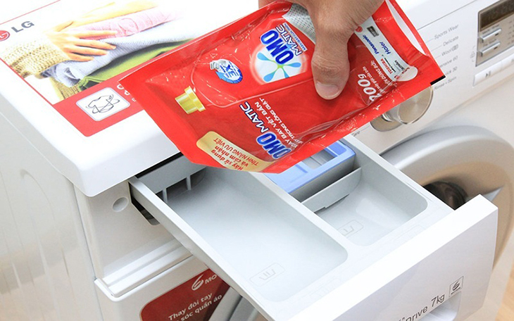 Để đạt hiệu quả giặt tốt nhất và bảo vệ máy giặt, việc lựa chọn và sử dụng bột giặt/nước giặt phù hợp với từng loại máy là rất quan trọng. Máy giặt cửa trên và cửa trước có những đặc điểm khác nhau nên cần có cách sử dụng bột giặt/nước giặt khác nhau