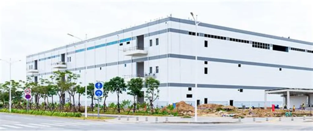 Trung tâm dữ liệu (Data Center) là một cơ sở vật chất được thiết kế để lưu trữ, xử lý, và quản lý dữ liệu của các tổ chức, doanh nghiệp. Nó bao gồm các máy chủ, hệ thống lưu trữ, thiết bị mạng, và các thành phần cơ sở hạ tầng khác, đảm bảo hoạt động liên tục và an toàn của hệ thống công nghệ thông tin.